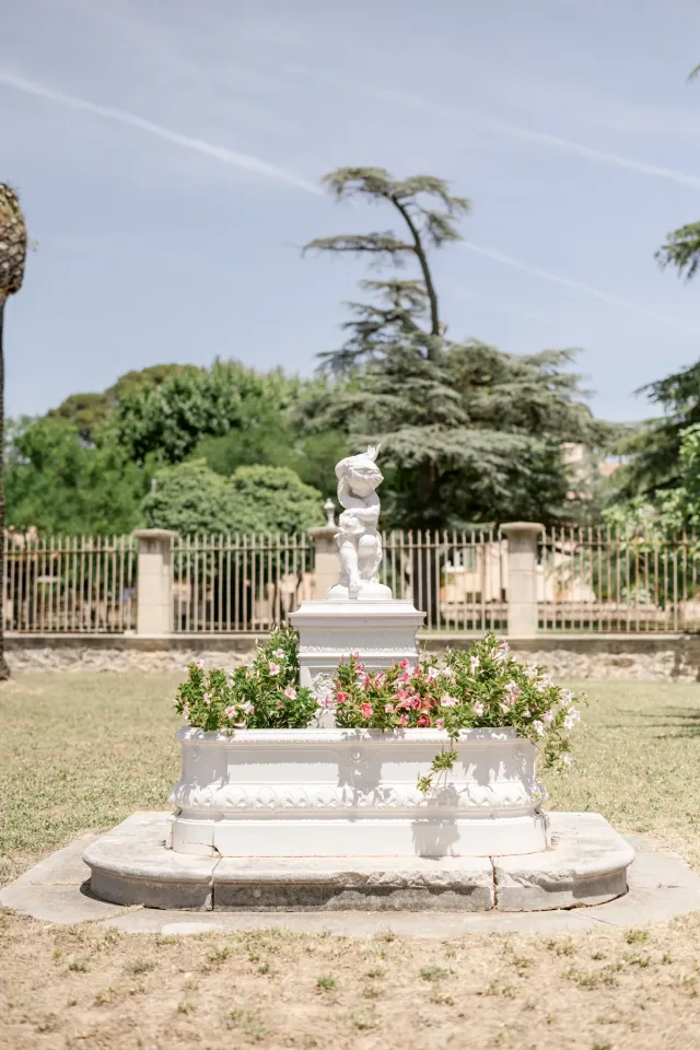 Fontaine dans les jardins du Château des Anglades