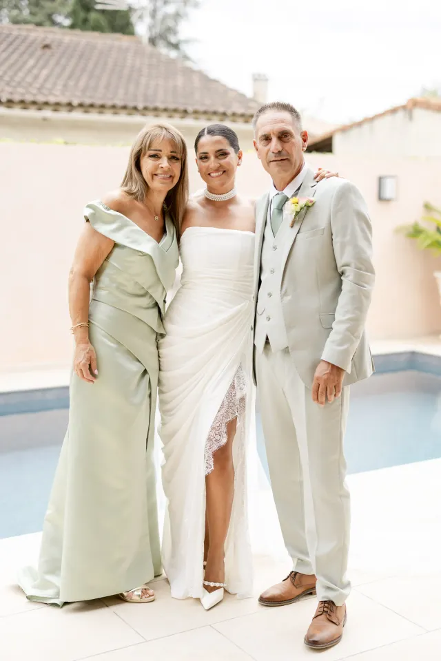 Nancy avec ses parents devant la maison familiale