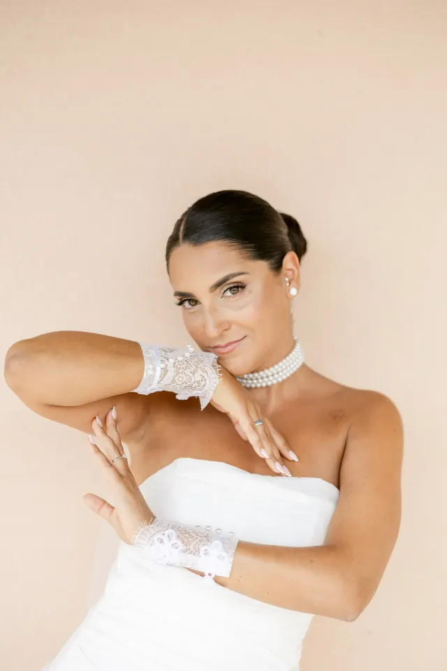 Portrait de Nancy dans sa première robe, mitaines de dentelle et collier de perles