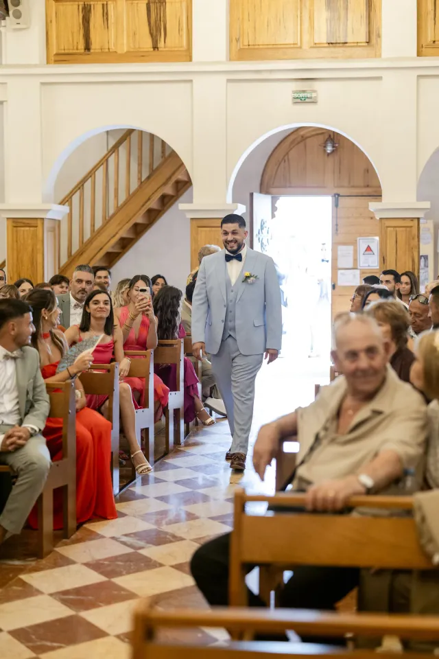Entrée dans l'église, invités debout de chaque côté de l'allée