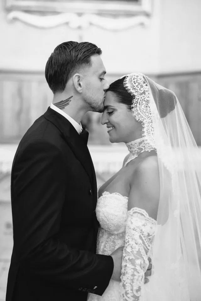 Lucas embrasse le front de Nancy, photographie en noir et blanc
