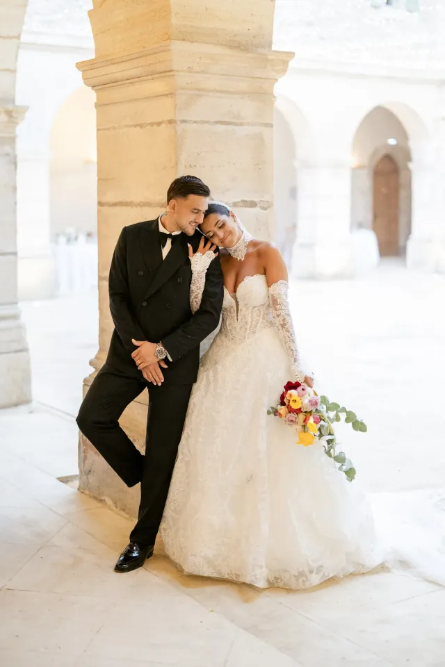 Séance de couple sous les arcades du cloître
