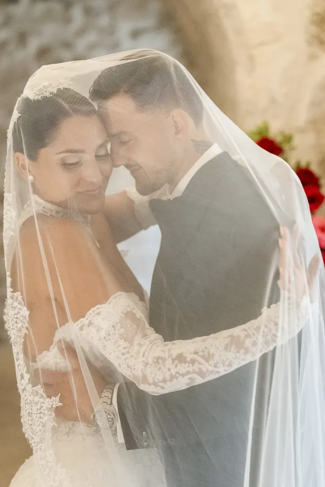 Les mariés sous le voile de mariée