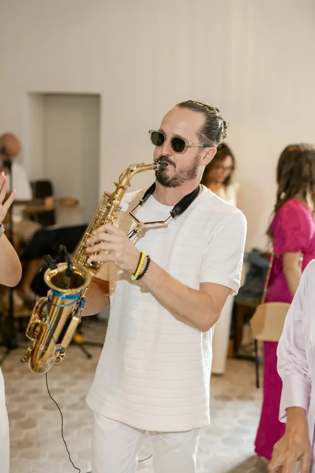 Le saxophoniste joue entre les invités pendant le cocktail