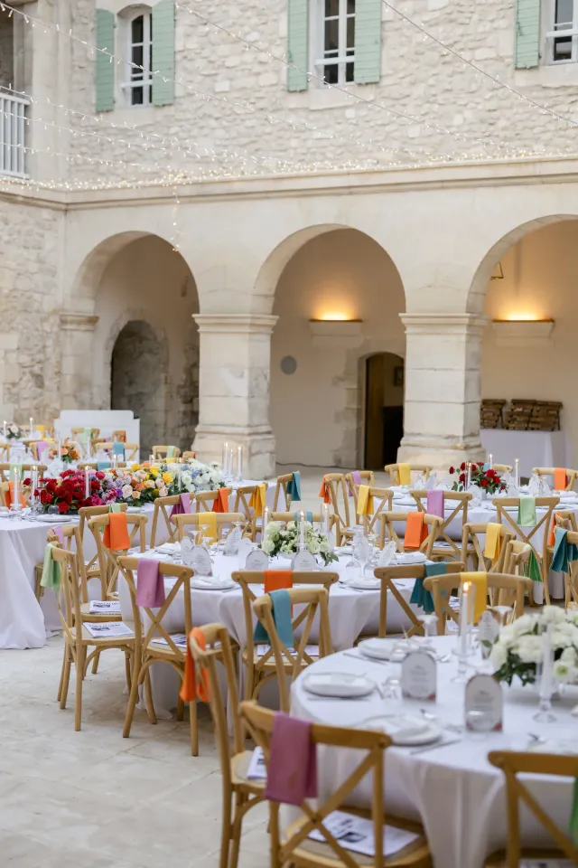 Les tables dressées dans le cloître du couvent, sous les guirlandes