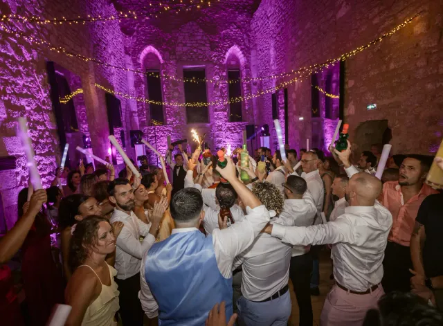 La piste de danse en fin de soirée sous les guirlandes lumineuses