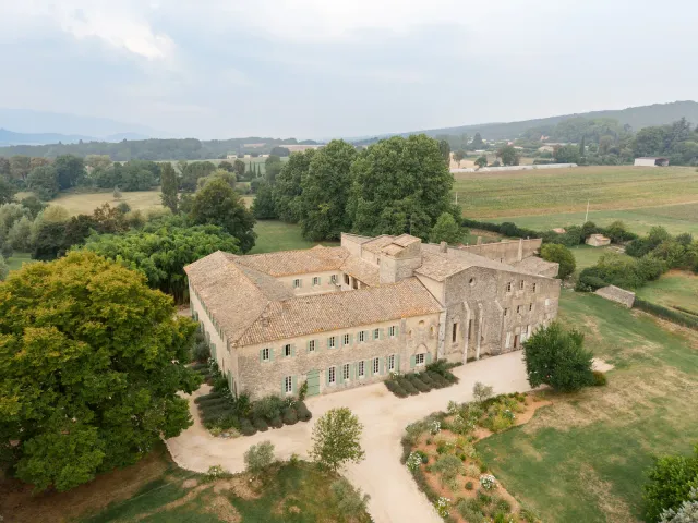 Vue aérienne du Couvent Notre-Dame des Prés dans la campagne provençale