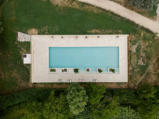 La piscine du couvent vue à la verticale depuis le drone