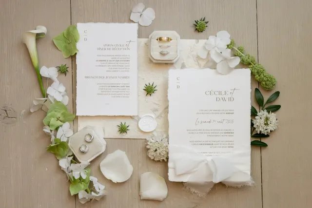 Papeterie de mariage et alliances sur un flatlay, mas privé à Vacqueyras