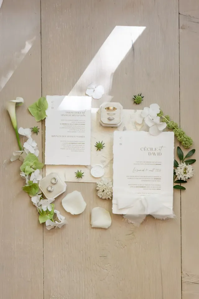 Faire-part de mariage sur papier chiffon avec fleurs blanches et vertes