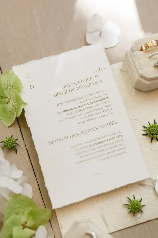Faire-part de mariage imprimé en lettres dorées sur papier fait main