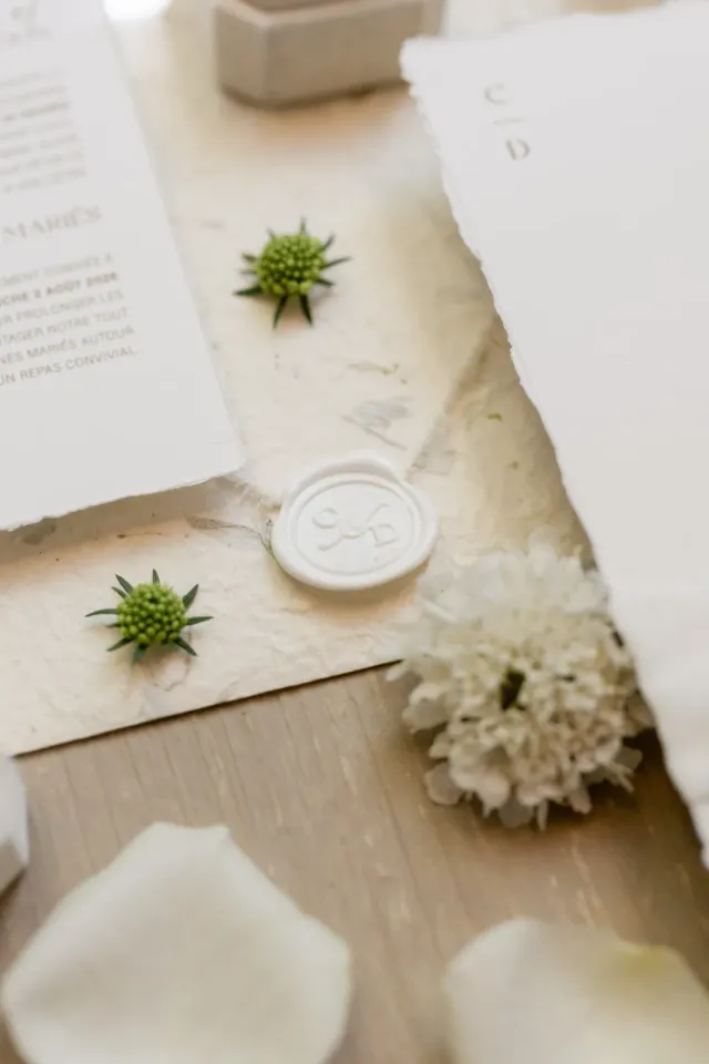 Cachet de cire et papeterie de mariage sur parquet clair