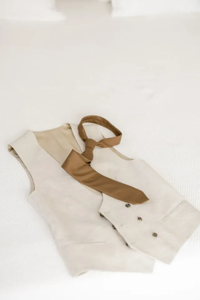 Gilet et cravate en lin clair du marié