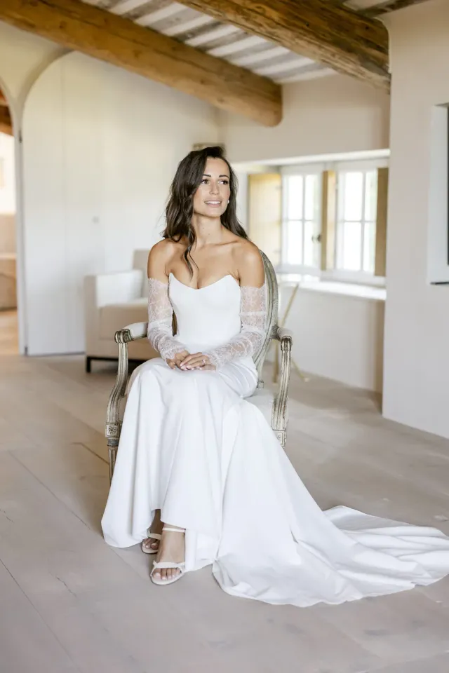 La mariée assise dans sa robe avant la cérémonie