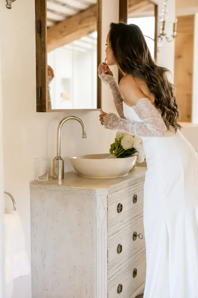 La mariée devant le miroir ancien du mas