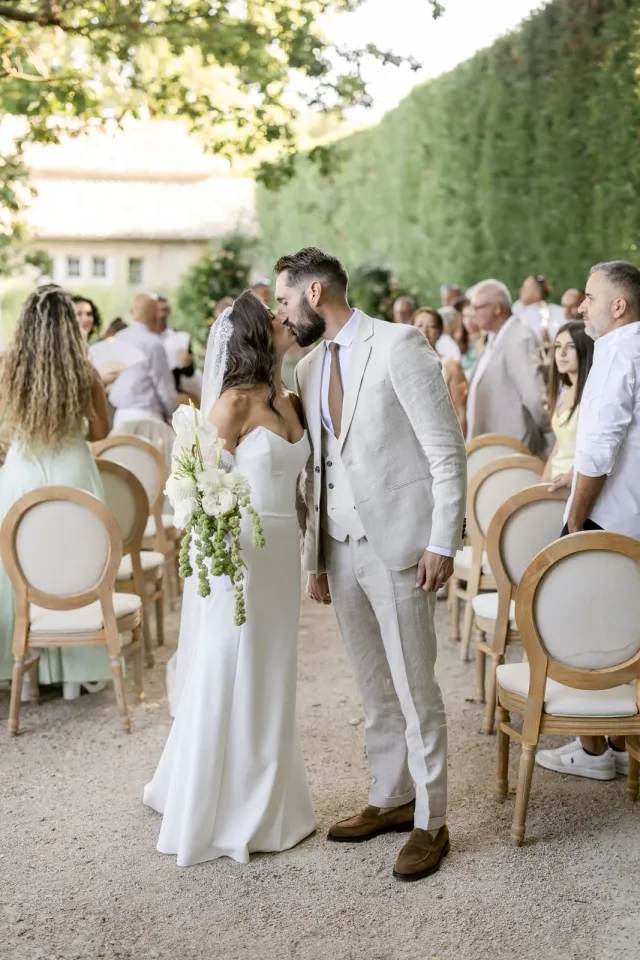 Sortie des mariés dans l'allée, entourés de leurs invités