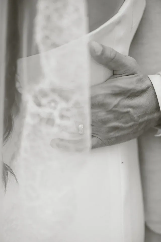 Détail noir et blanc de la dentelle de la robe