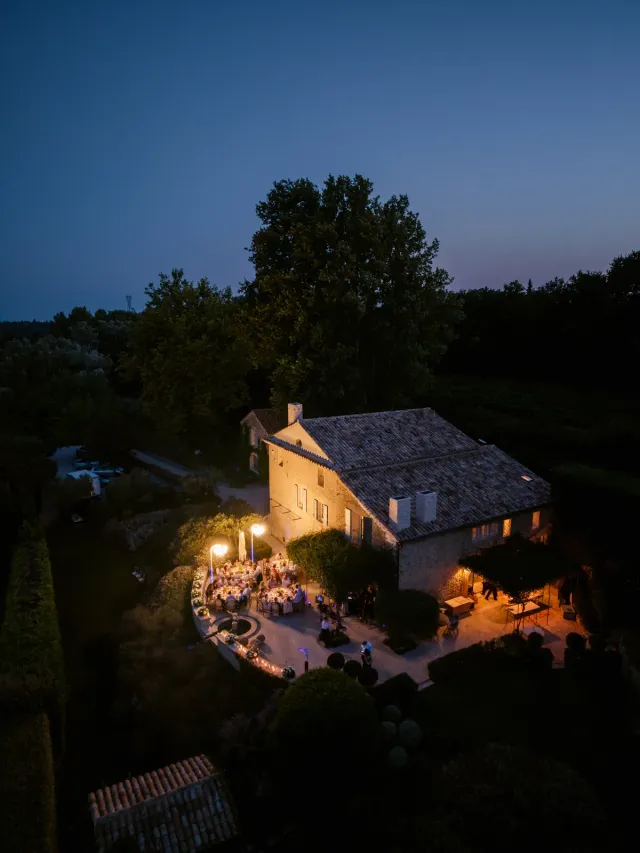 Vue aérienne du mas éclairé à la tombée de la nuit