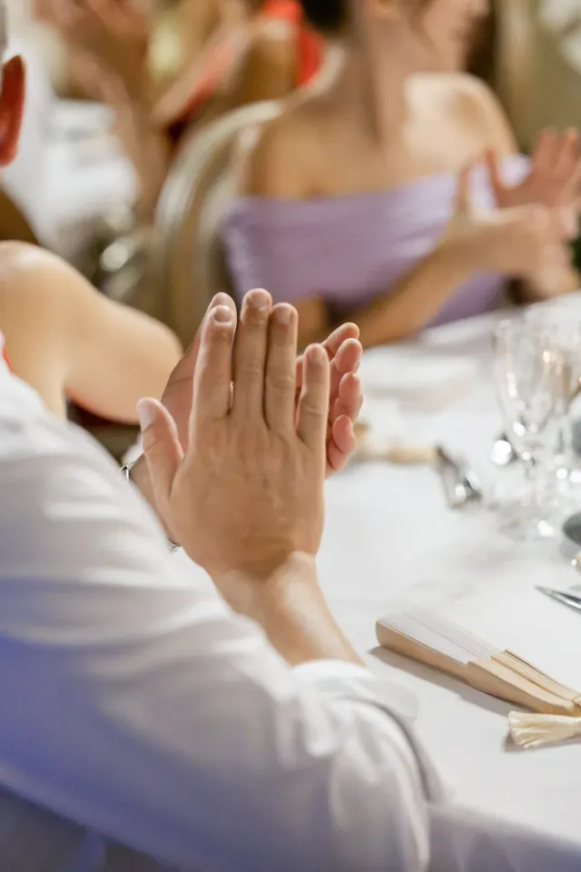 Applaudissements des invités pendant les discours du dîner