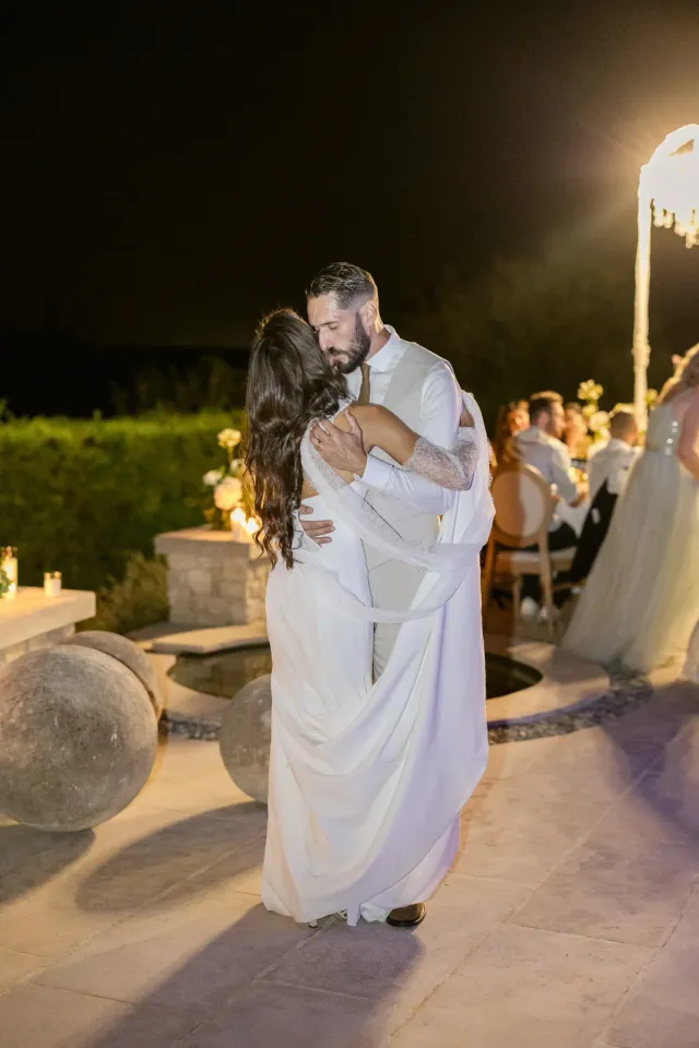 Les mariés enlacés pendant la première danse