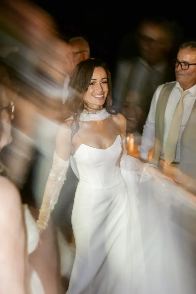 La mariée entourée de ses invités sur la piste