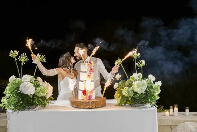 Gâteau de mariage et feux de bengale sur la terrasse du mas