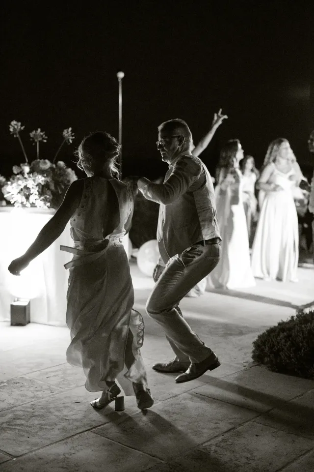 Invités qui dansent, photographie noir et blanc de soirée