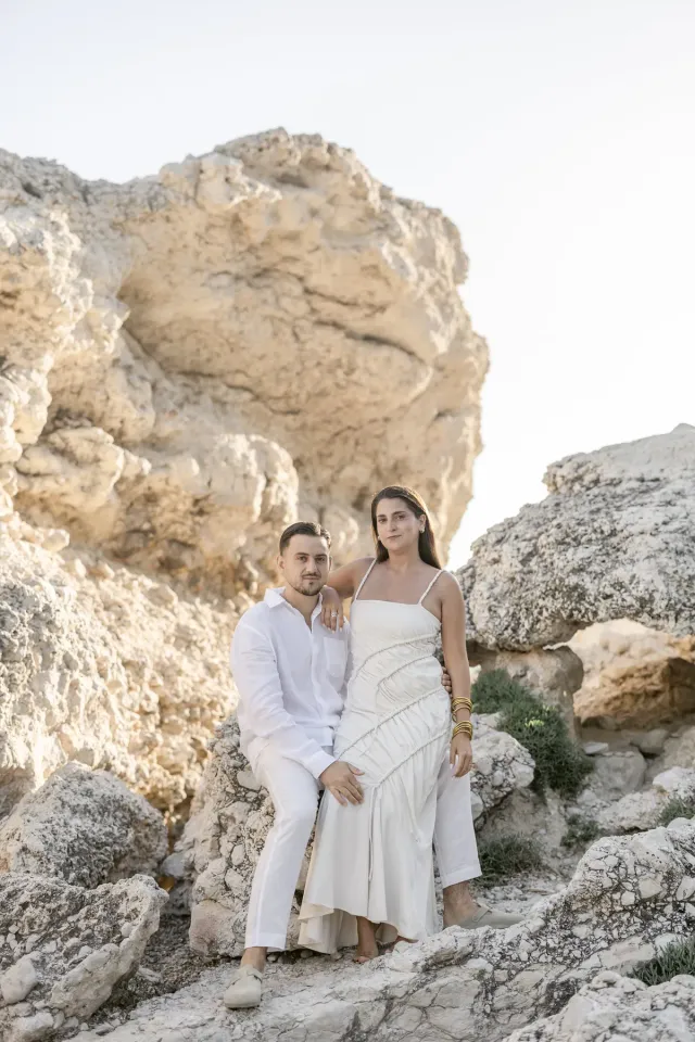 Engagement session of Nancy and Lucas on the rocks of Sausset-les-Pins