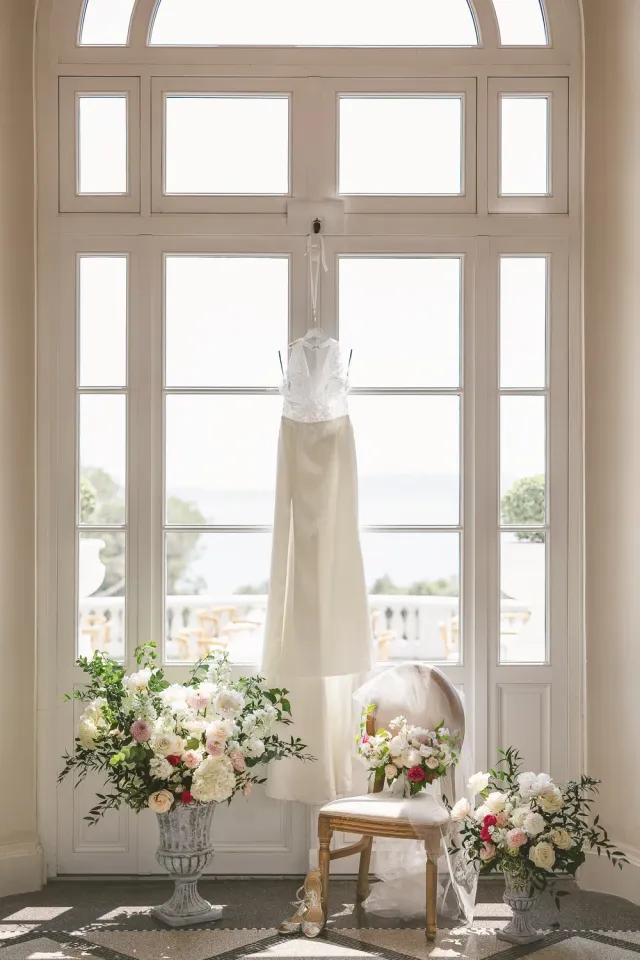 Robe de mariée en lumière naturelle au Castel Bay