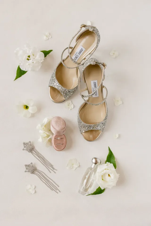 Chaussures et alliances, détails de mariage au Castel Bay