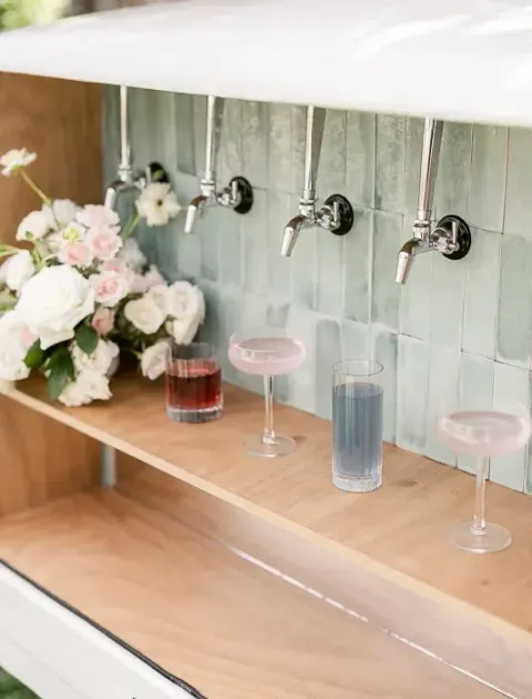 Bar à cocktails et compositions florales pour le vin d'honneur
