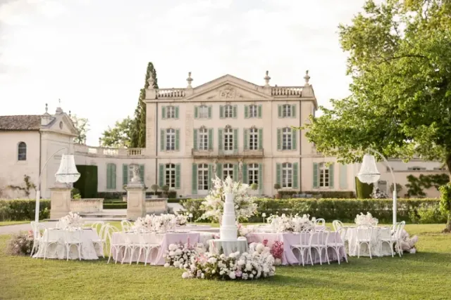 Vue d'ensemble du Château de Tourreau et de la réception dans le parc