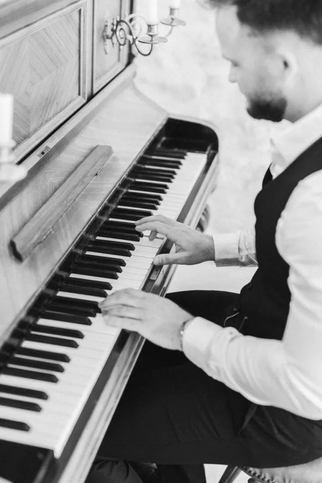 Mains du pianiste sur le clavier, photographie en noir et blanc