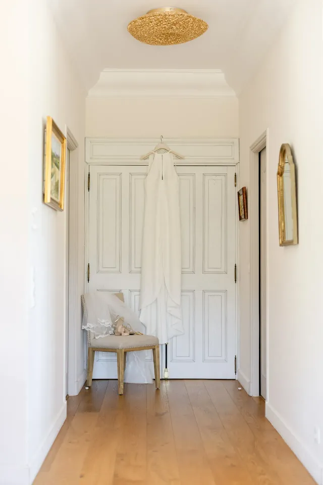 Getting-ready room, antique doors and natural light