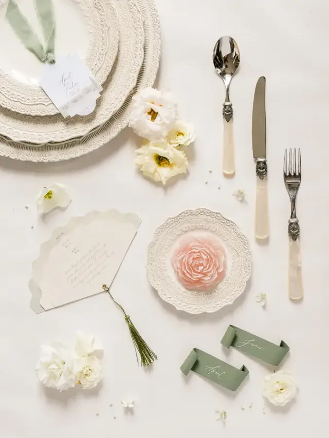 Table setting: plates, cutlery and a flower-trimmed menu