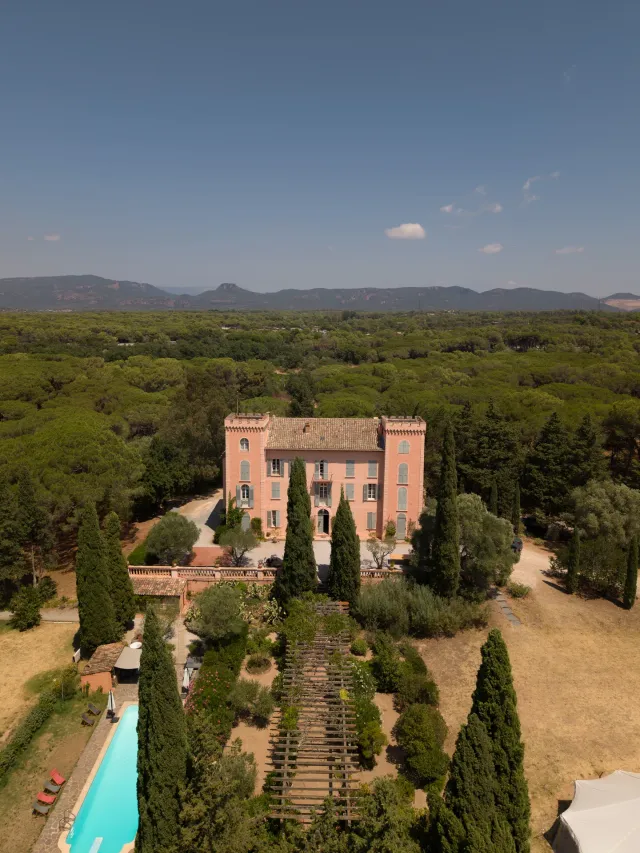 The estate from above, pine woods and Var hills
