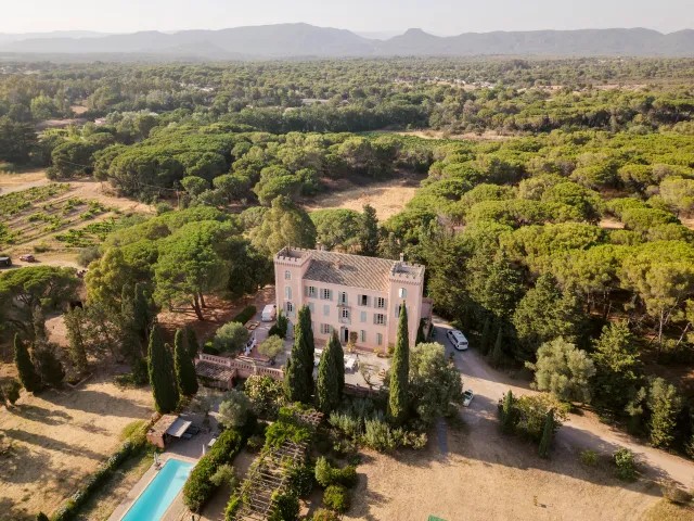 Aerial view of the château, its pool and gardens