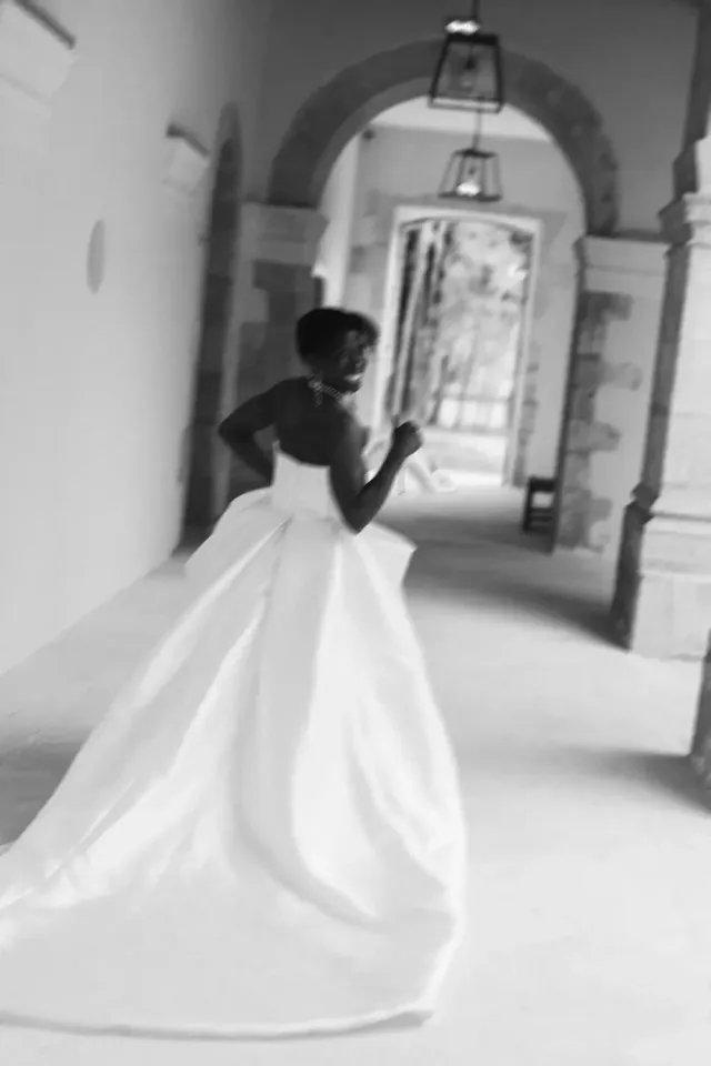La mariée en mouvement dans le cloître, robe en volume