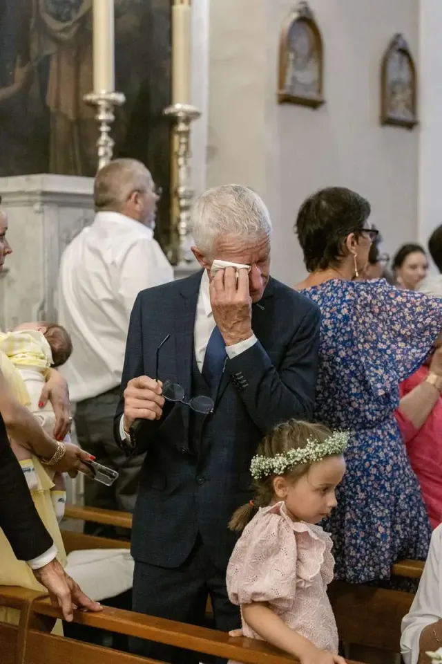 Father of the bride moved during the ceremony, close family in the front row