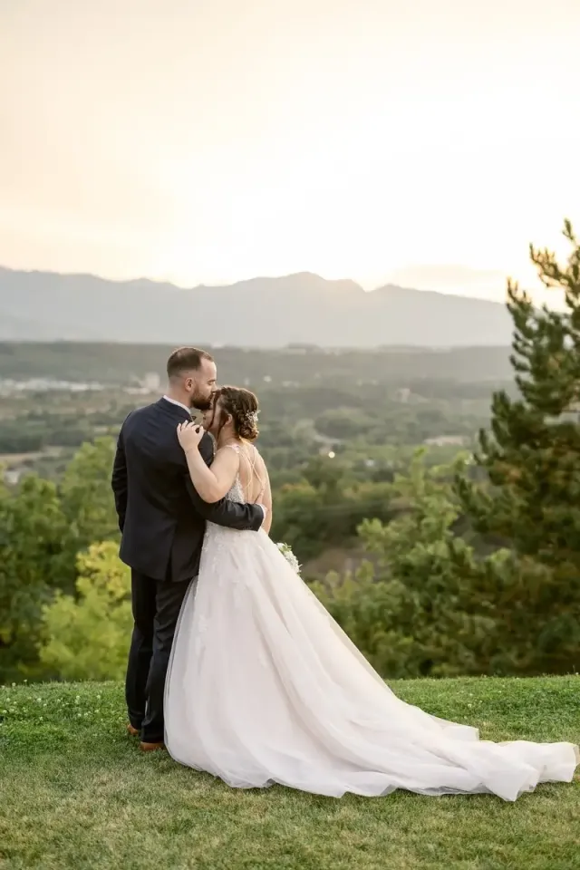 Couple facing the landscape at golden hour, quiet wedding in Provence