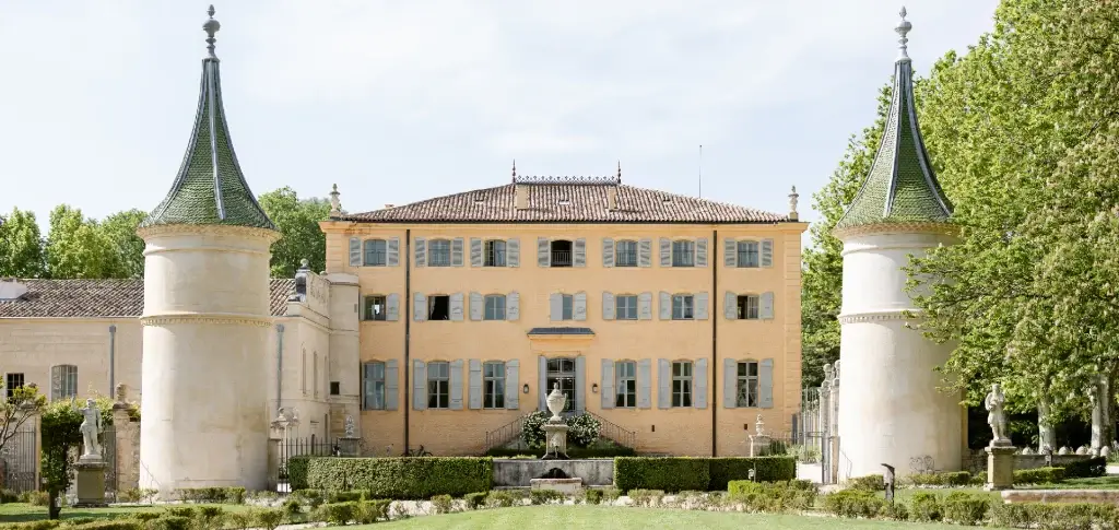 Photographe mariage Provence capturant des moments naturels et élégants au château Fonscolombe proche d'Aix en Provence