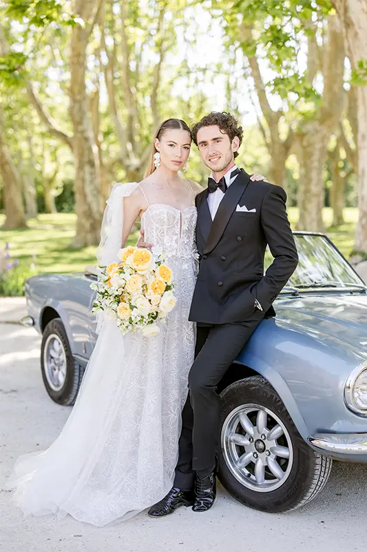 Décoration mariage Provence - Voiture ancienne dans un village de Provence - Photographe Fine Art