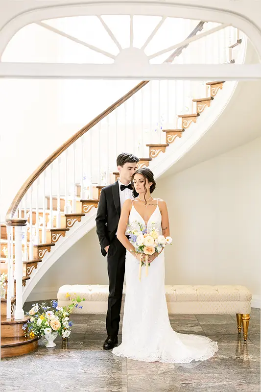 Couple de mariés dans un escalier élégant lors d’un mariage en Provence