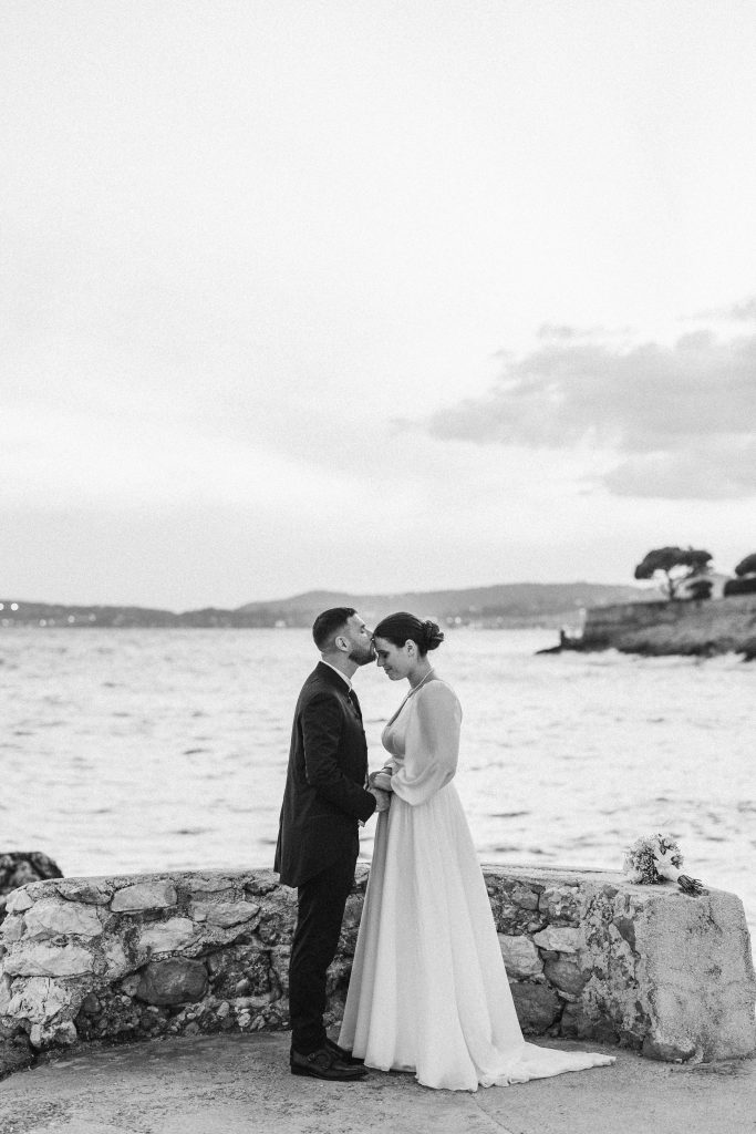 Couple de mariés au coucher du soleil en Provence - Photographe mariage Côte d'Azur